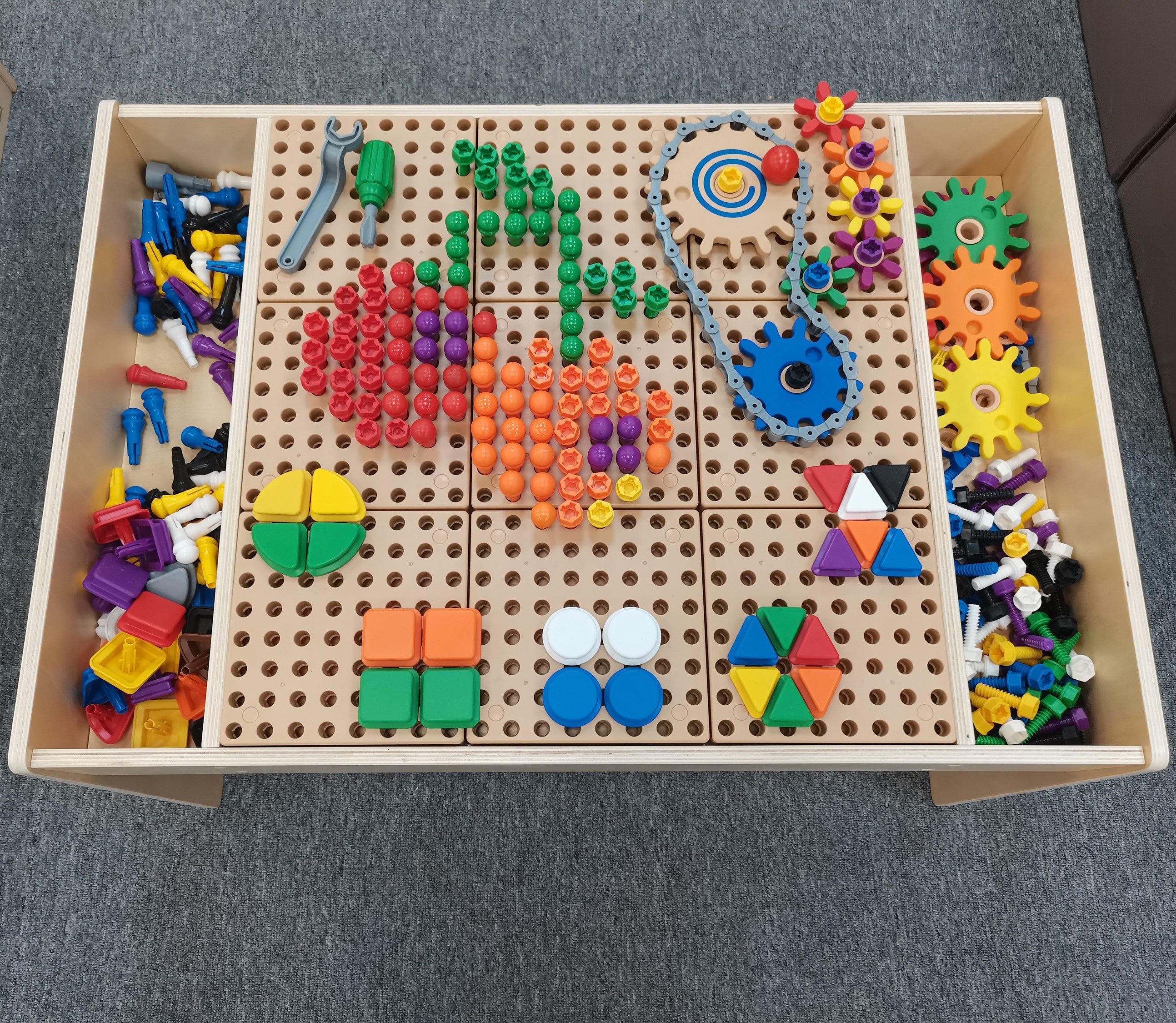 Mesa educacional de madeira Masterkidz + acessórios de parede de haste