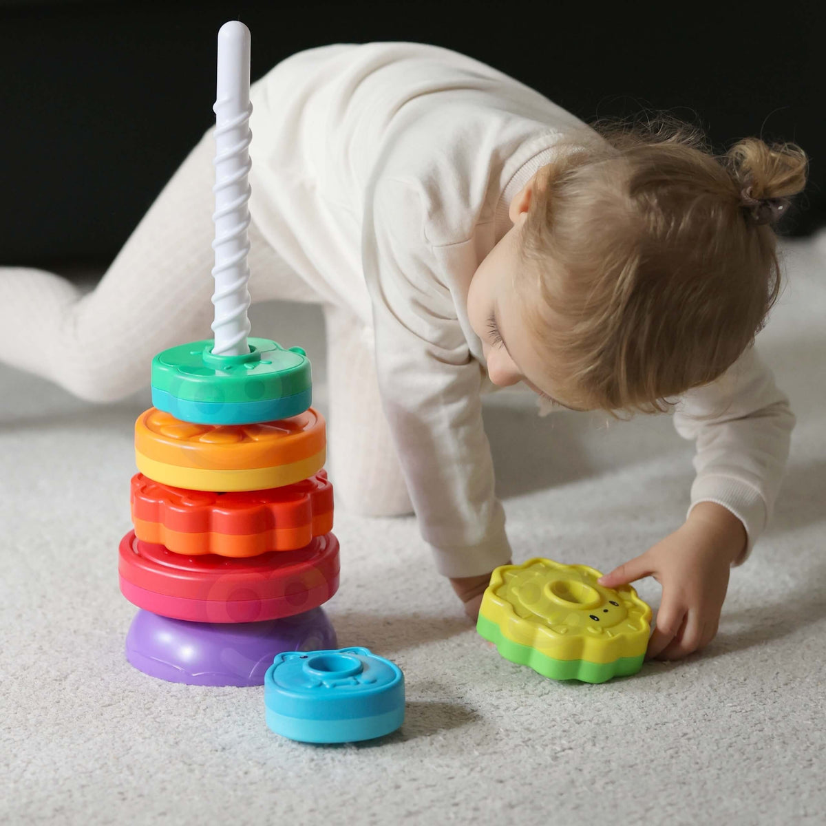 Piramida edukacyjna Woopie Baby z przekręconą wieżą ze zwierzętami