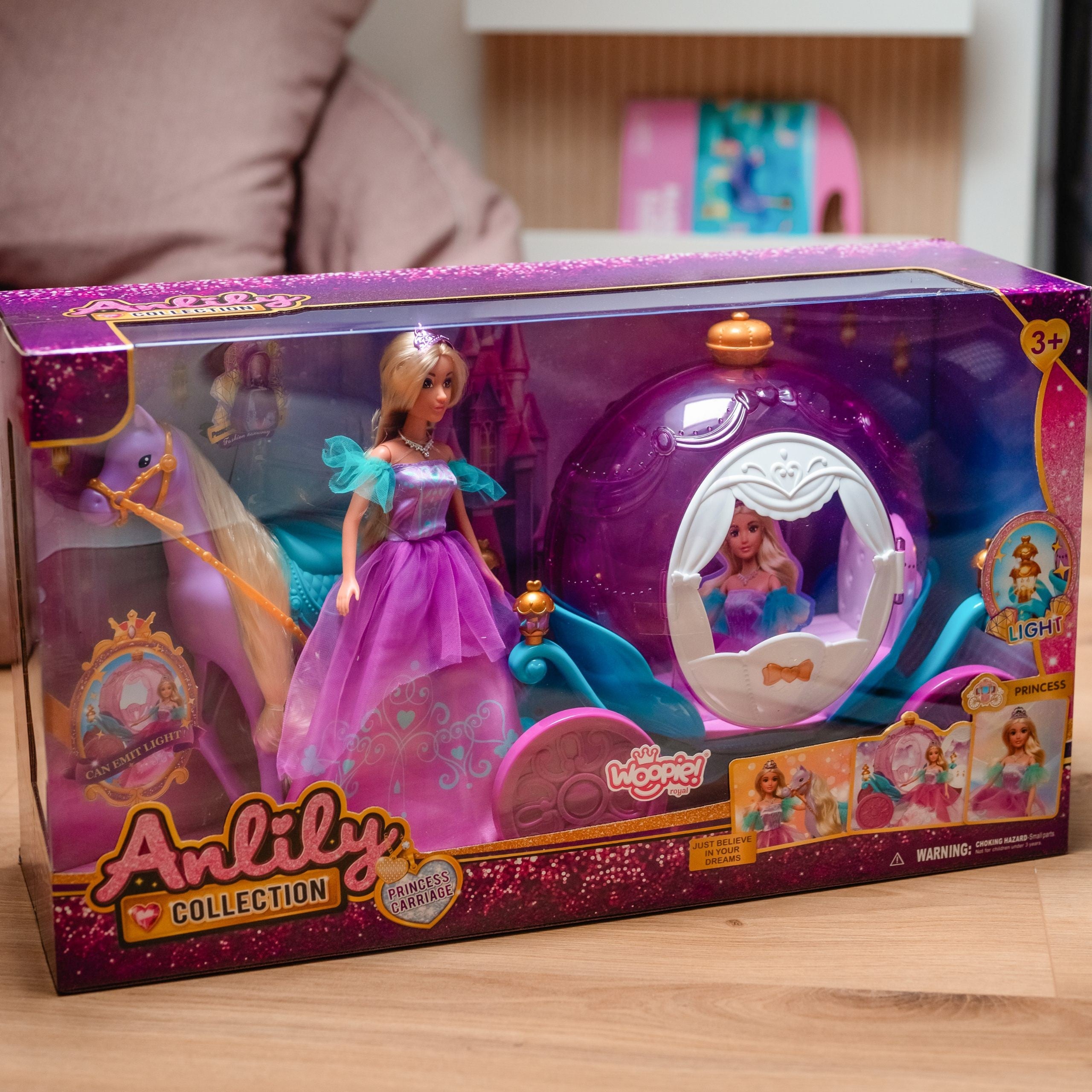 Woopie Banphrionsa Ríoga Lily Doll Agus Gabhálais Iompar Draíocht