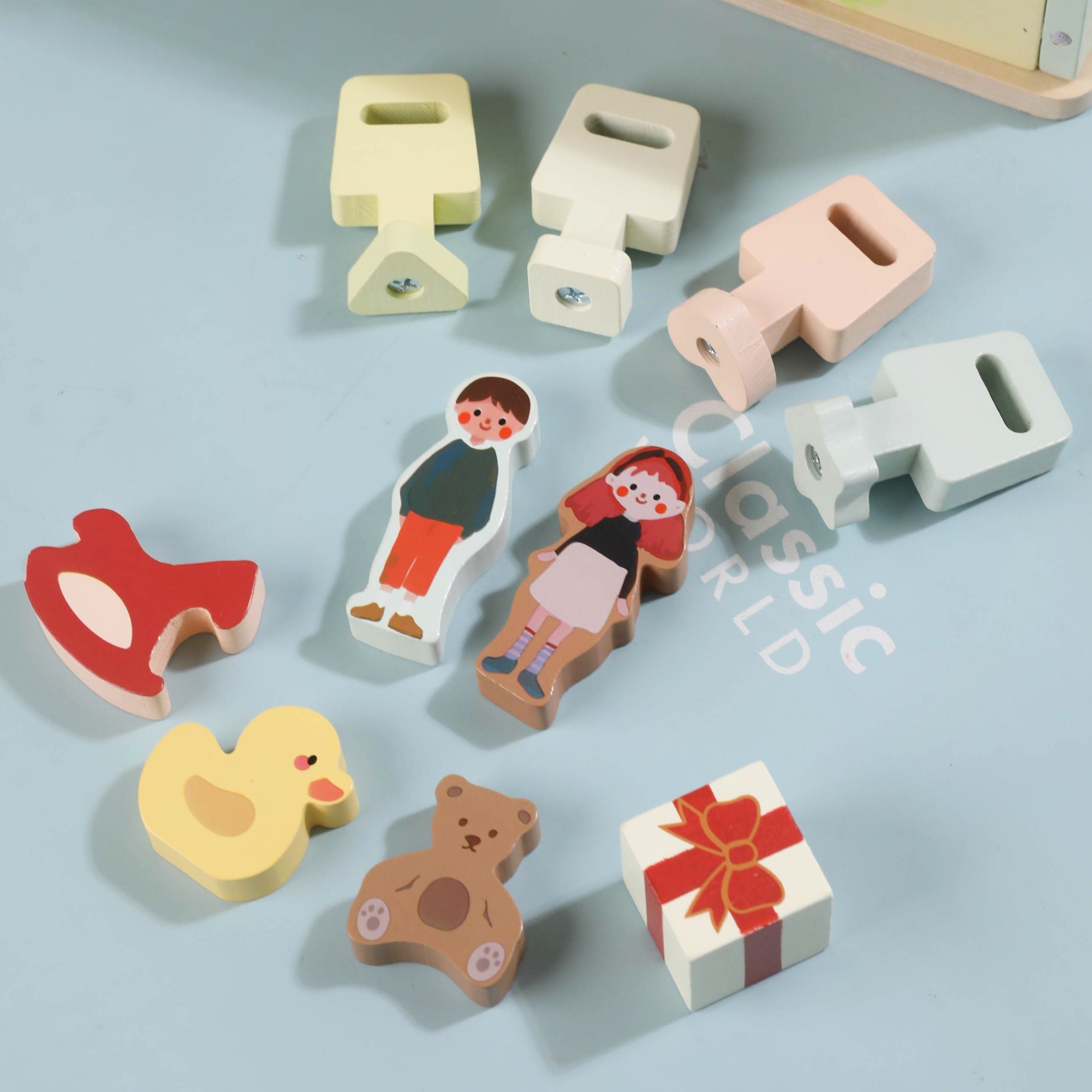 Casa educativa sensoriale in legno Classic World con serrature e chiavi 11 pezzi.