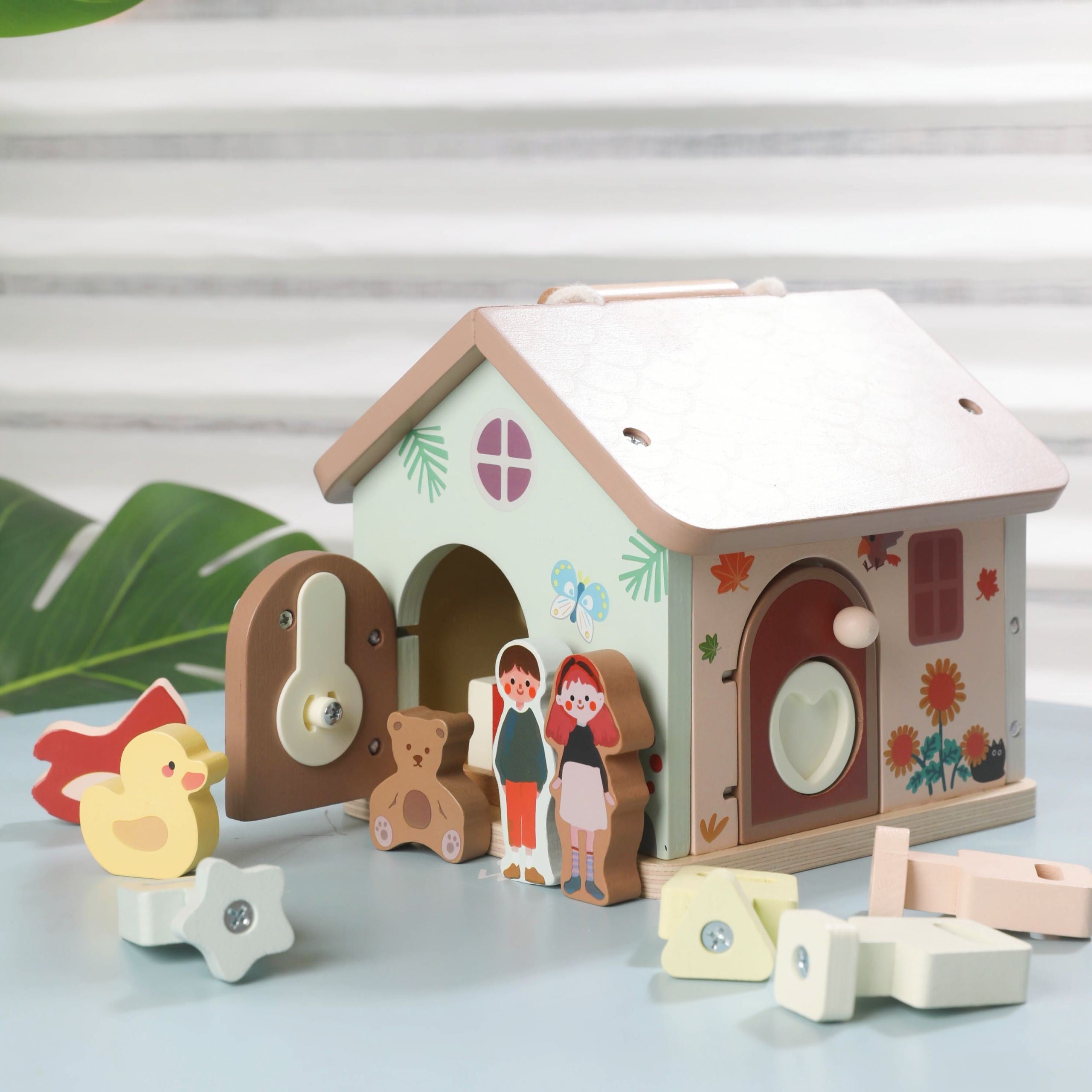 Casa educativa sensoriale in legno Classic World con serrature e chiavi 11 pezzi.
