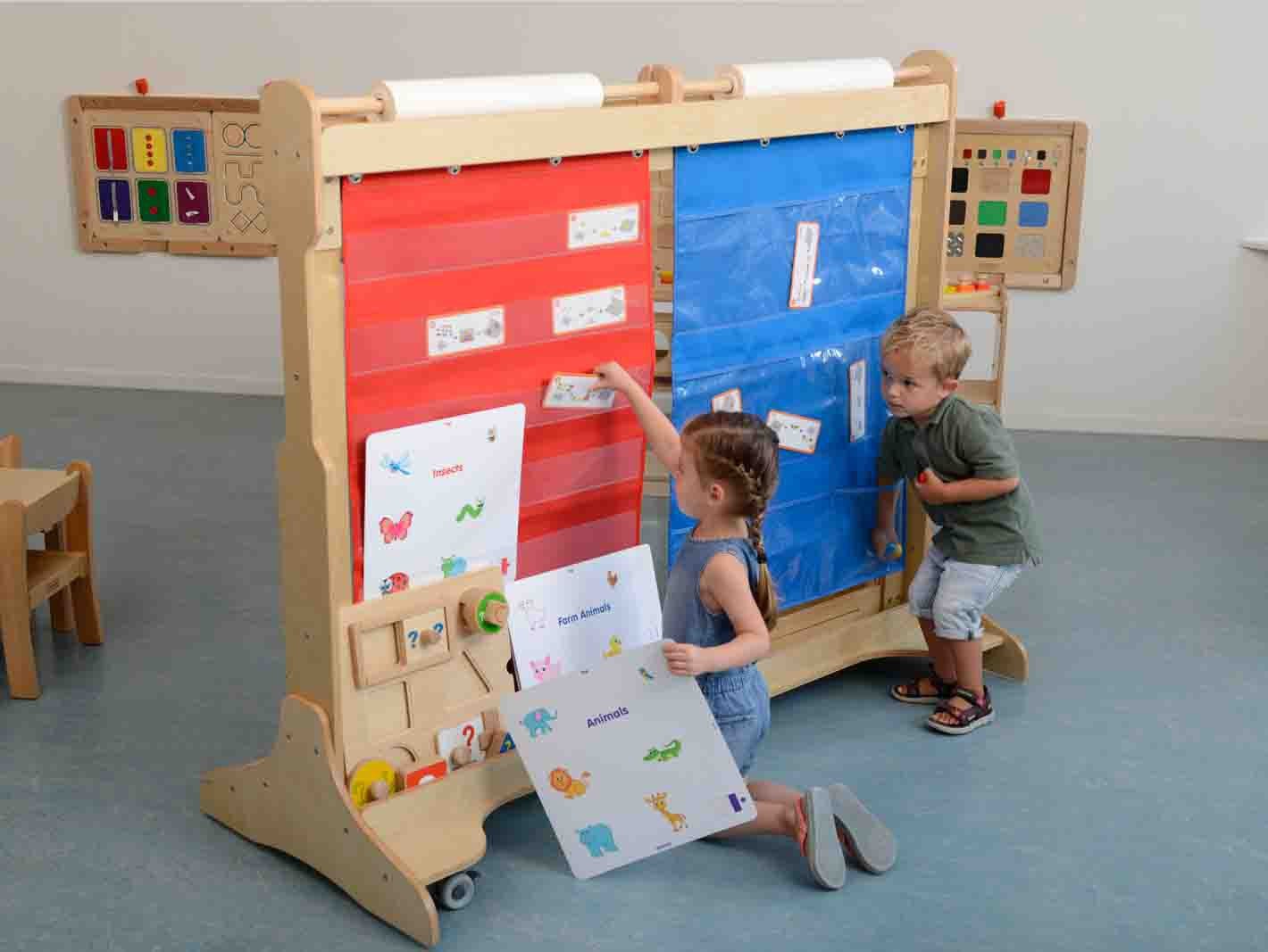 Masterkidz Висящ лист от плат с джобове за книги и картини Син