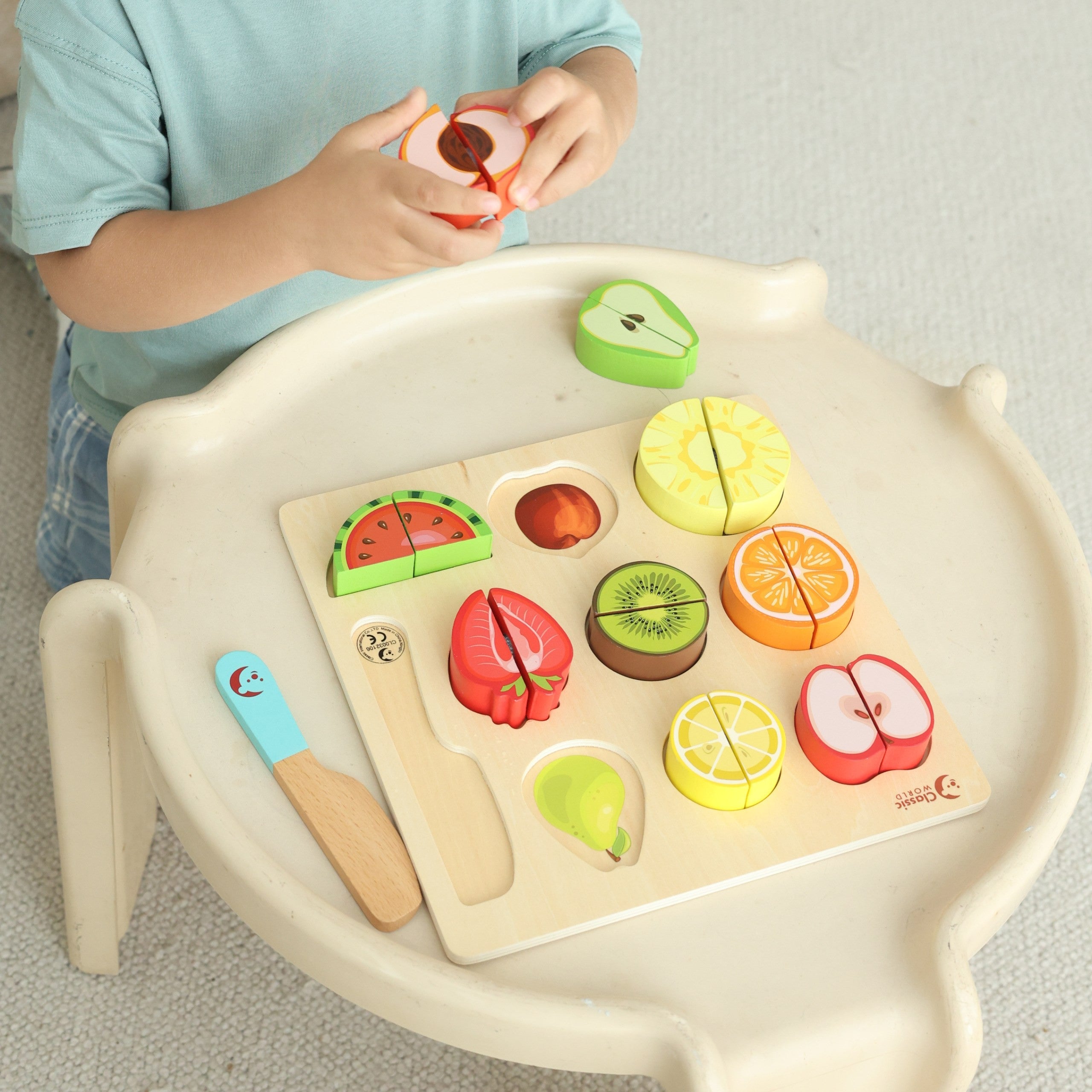 Classic World Montessori Gyümölcsvágó szett tépőzárral 20 db.