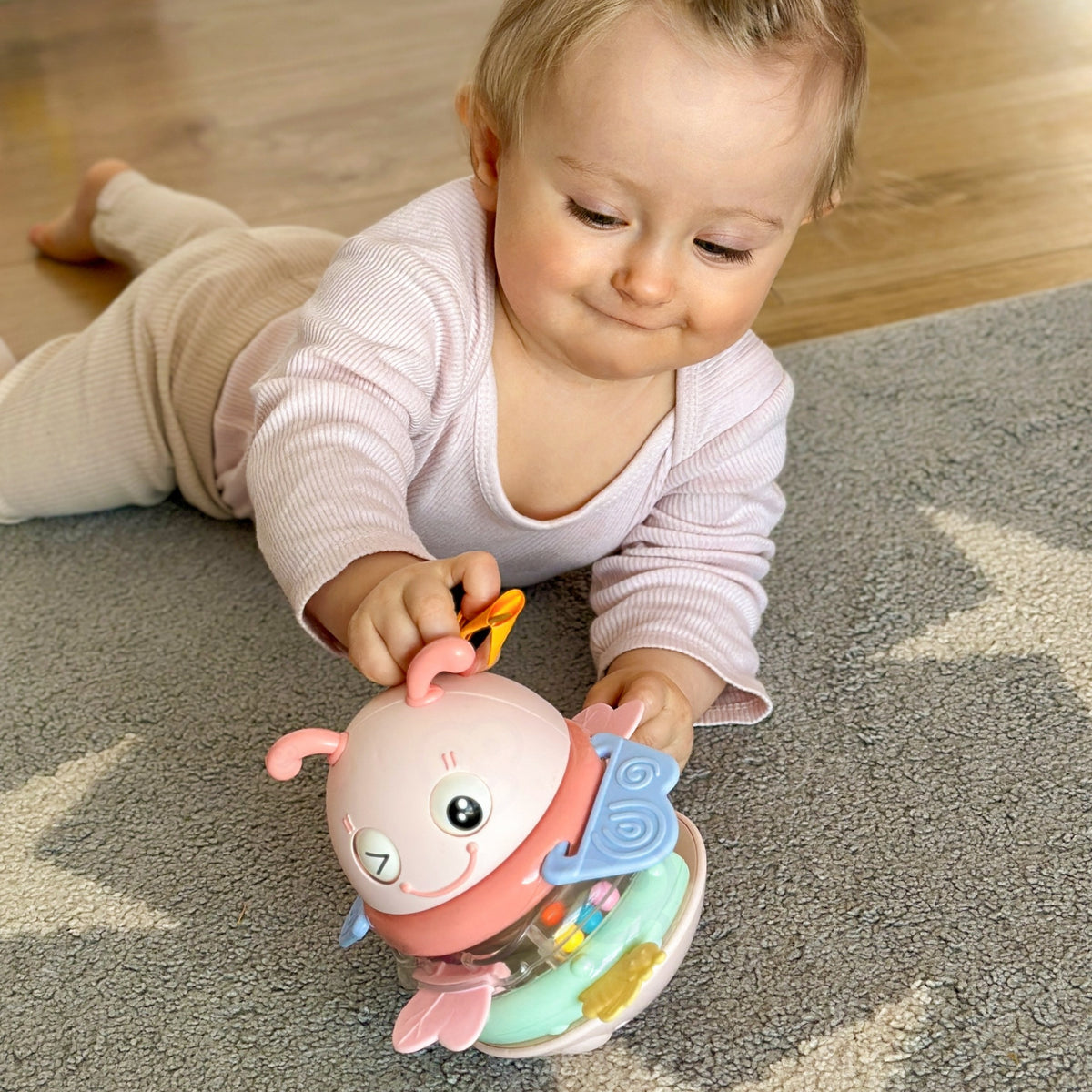 Woopie Baby Wanka Stand Up Zabawka sensoryczna 2 w 1 Grzechotka Gryzak w kolorze różowym