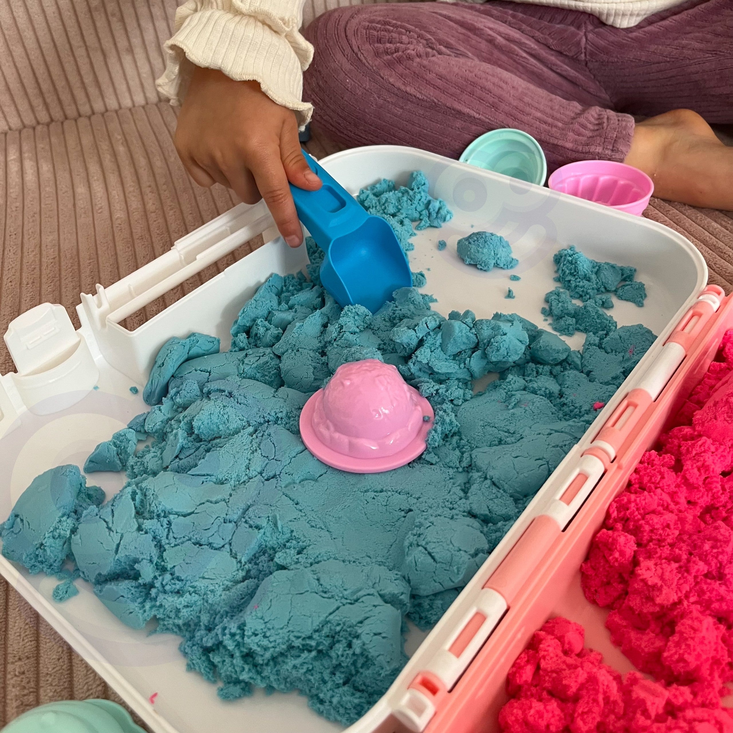 Woopie Kinetic Sand Set Is i en kuffert 1 kg + tilbehør