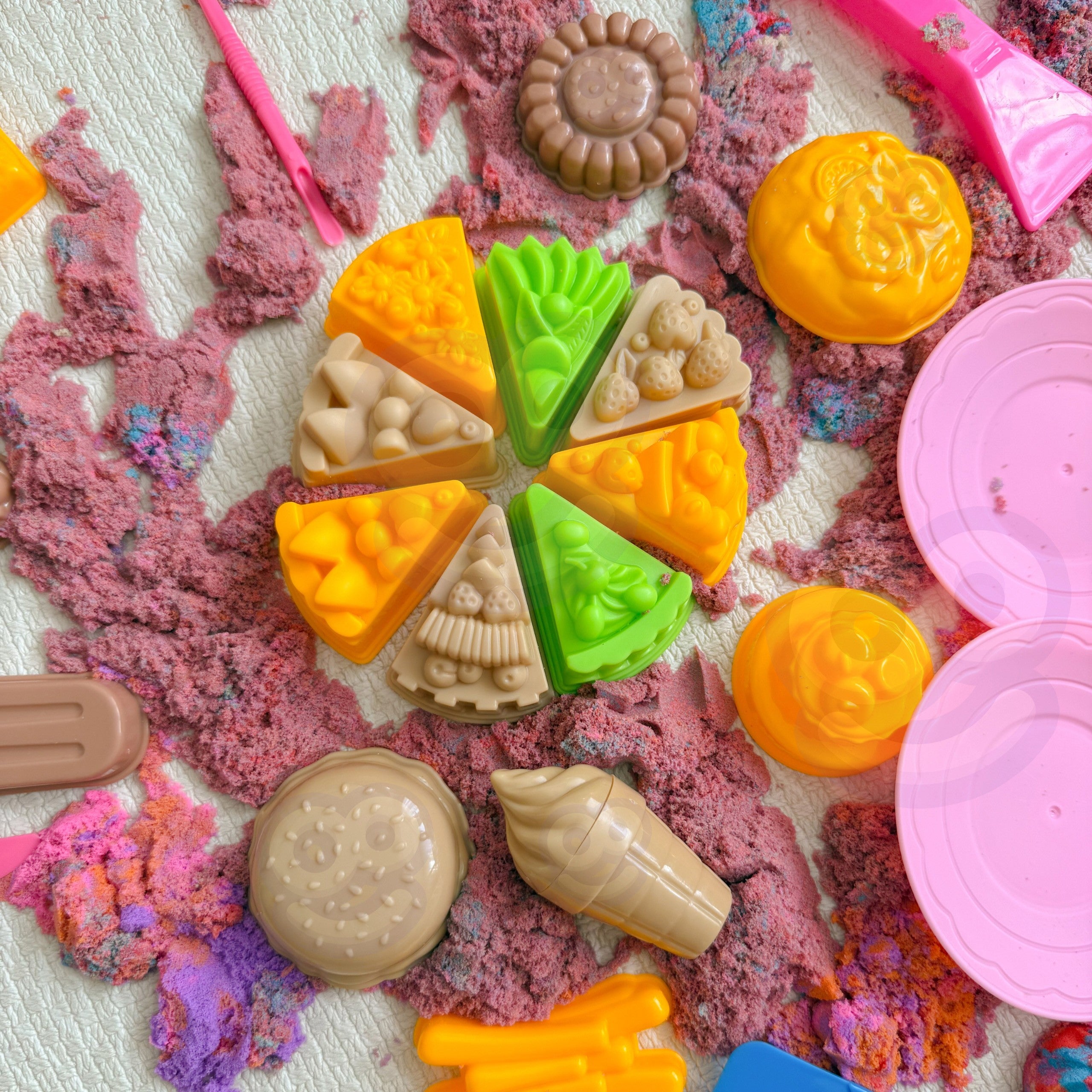 Woopie Kinetic Sand 6 Colors 1.2 Kg Restaurant Table Set With Molds