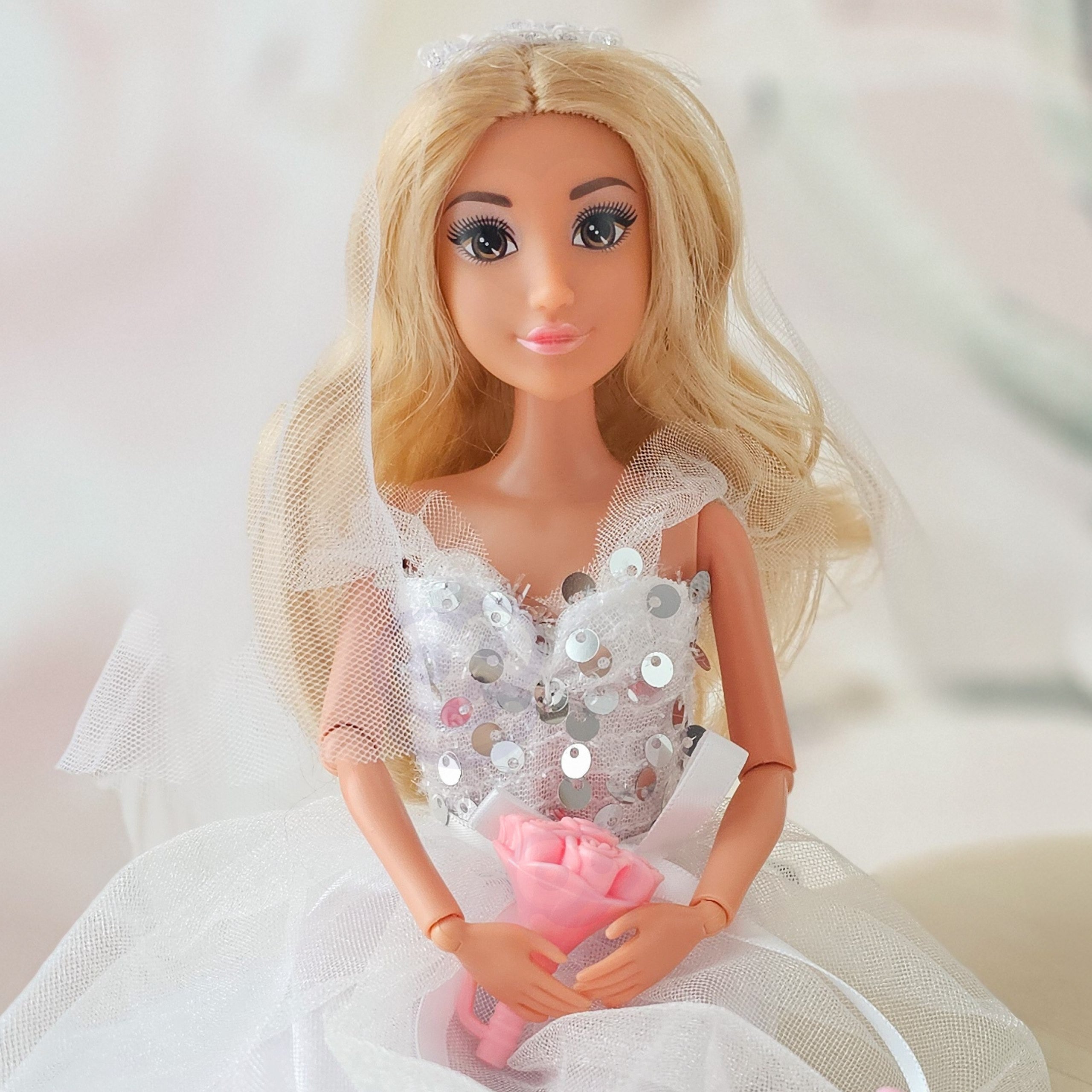 Boneca Woopie Royal Lily 30 cm acessórios para vestido de noiva