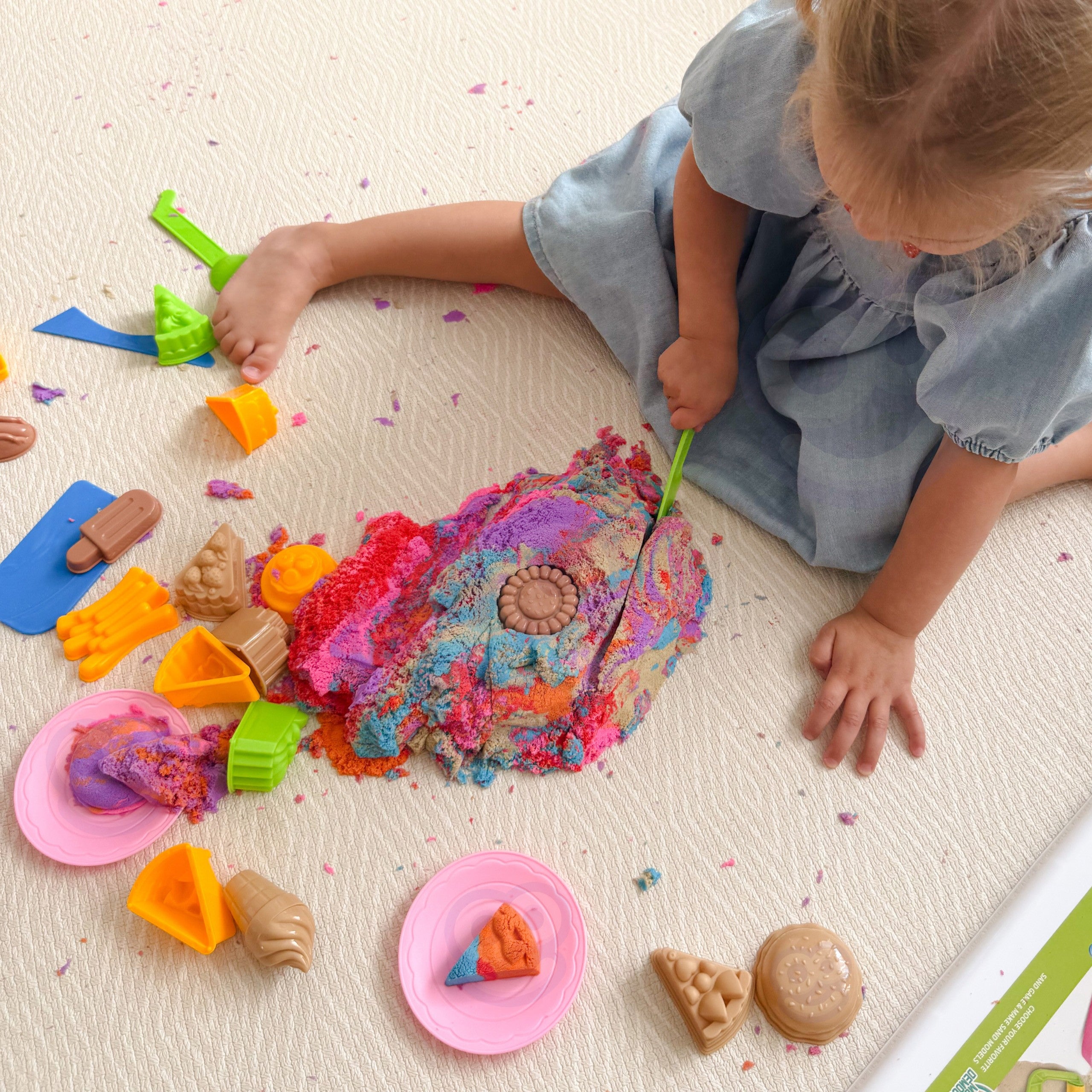Woopie Kinetic Sand 6 Colors 1.2 Kg Restaurant Table Set With Molds