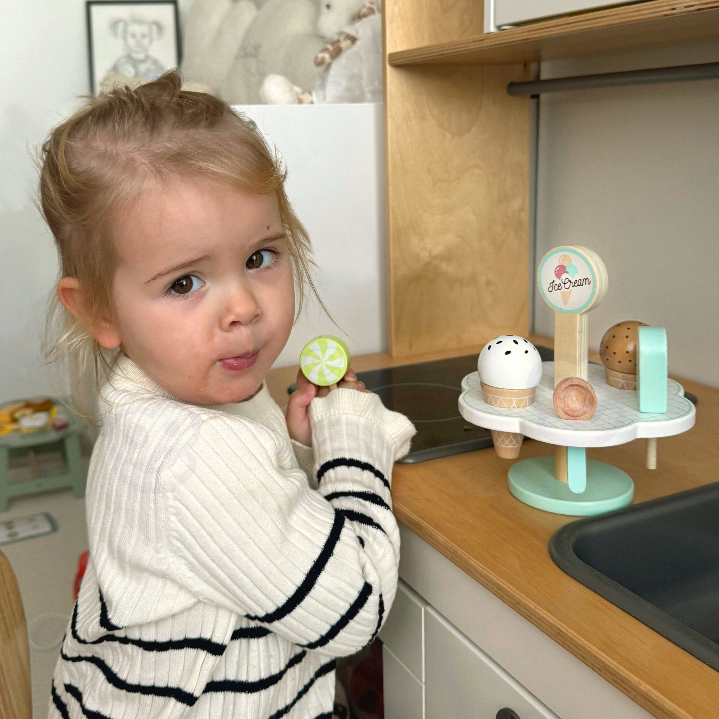 Tooky Toy Wooden Magnetic Ice Cream On Stand