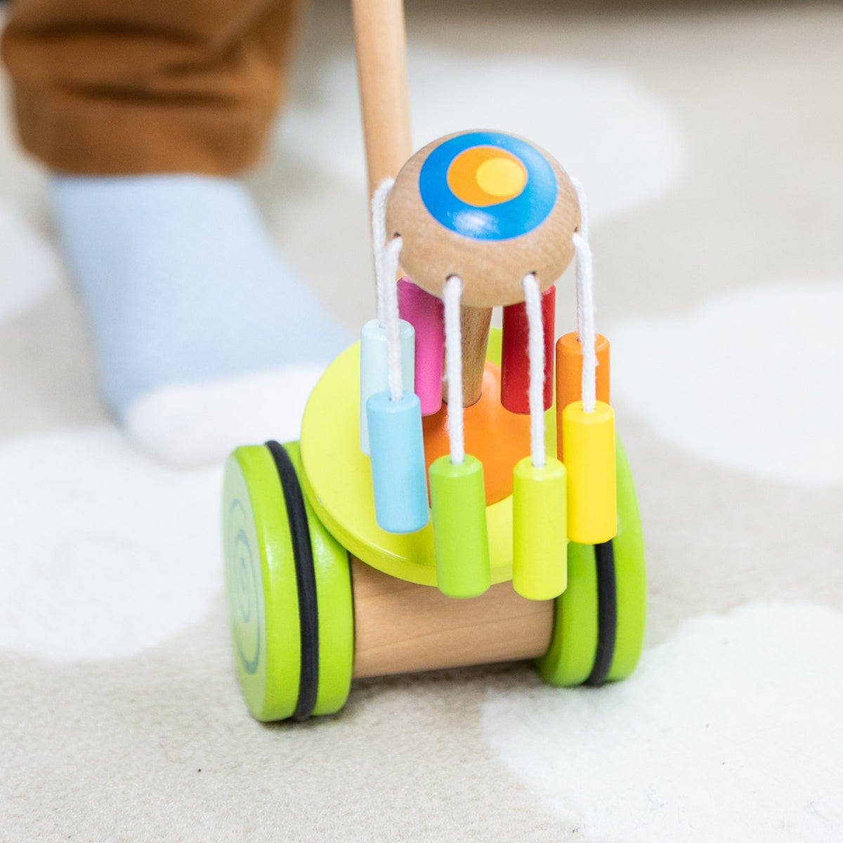 Poussoir en bois Classic World sur un carrousel à bâtons pour enfants