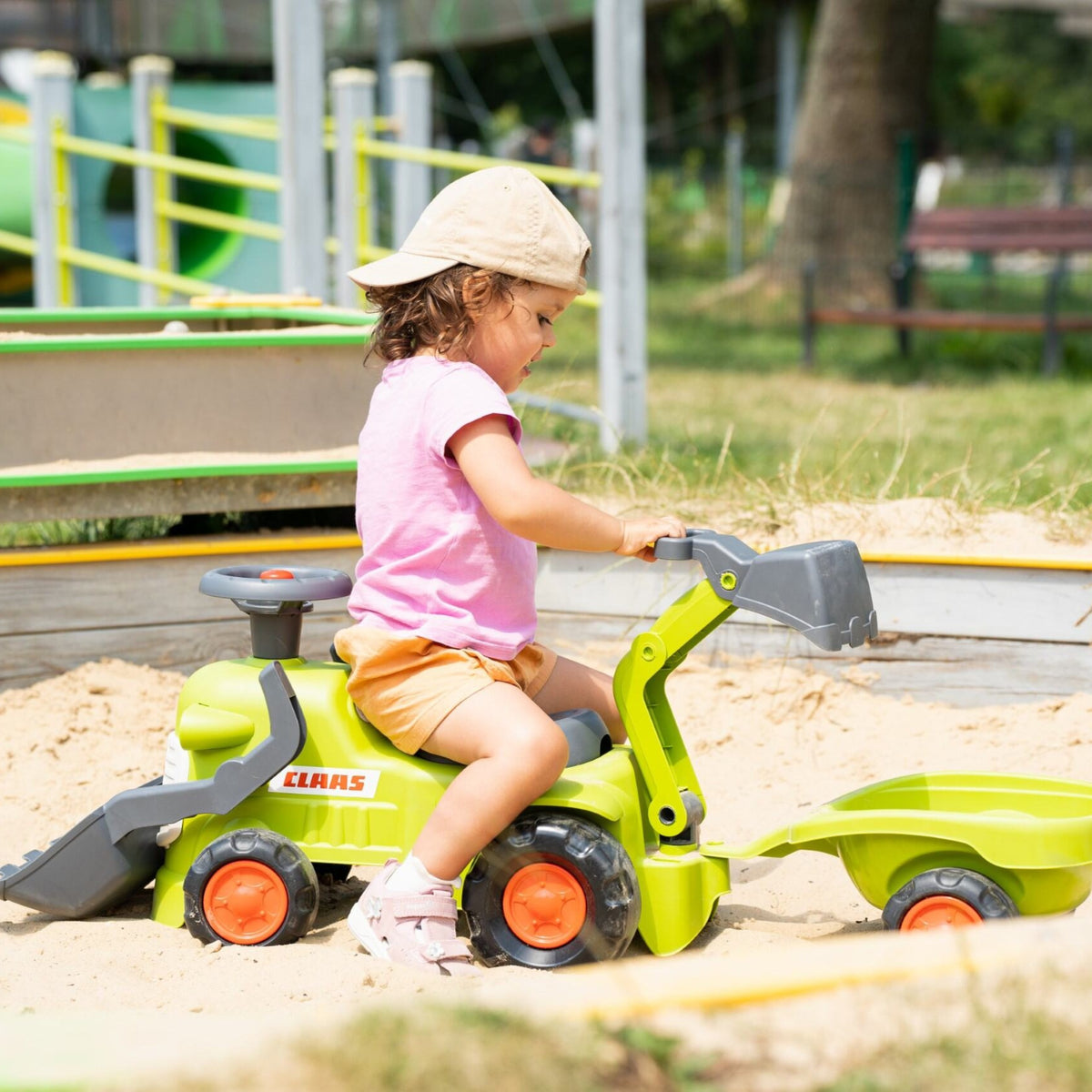 Falk Claas Aufsitztraktor mit Anhängerlader und Schaufel