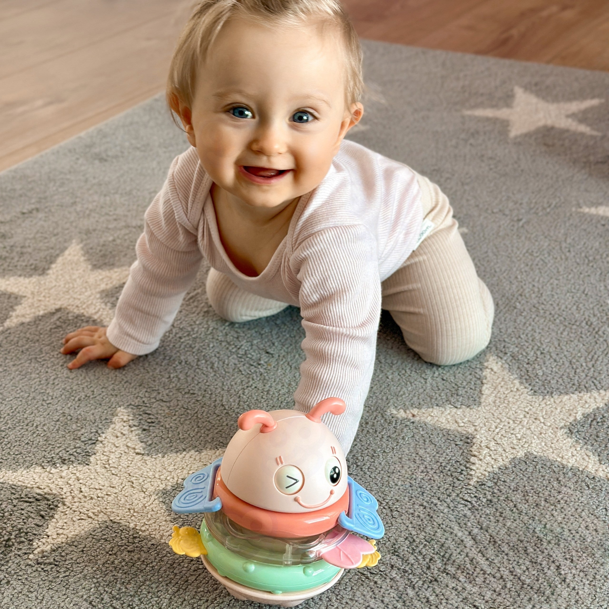 Woopie Baby Wanka Stand Up Sensory Toy 2 i 1 Rattle Teether Rosa