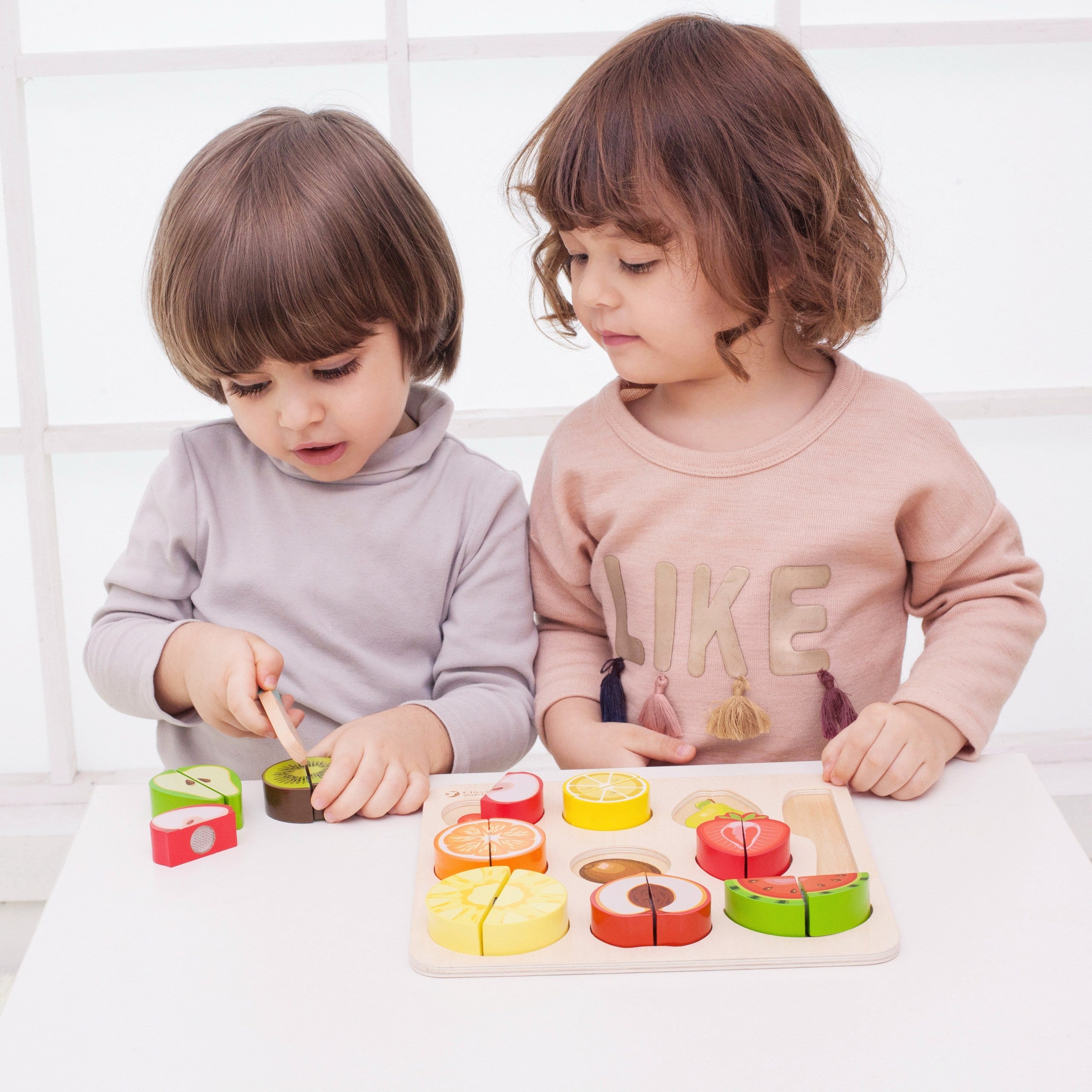 Classic World Montessori Gyümölcsvágó szett tépőzárral 20 db.
