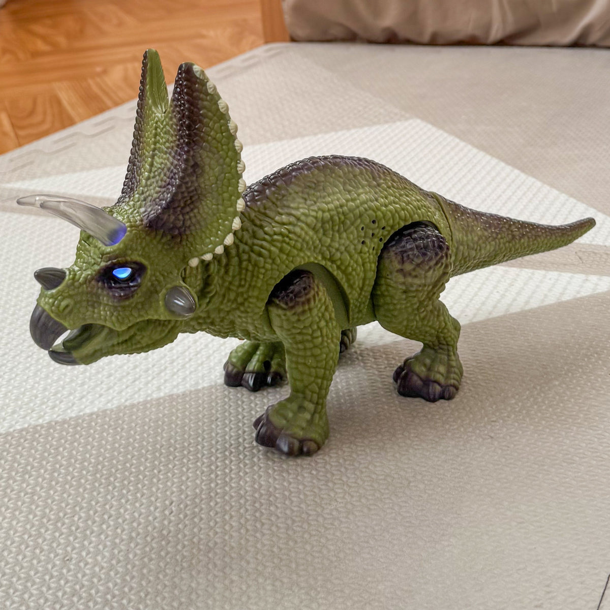 Woopie Triceratops, robot dinosauro radiocomandato telecomandato