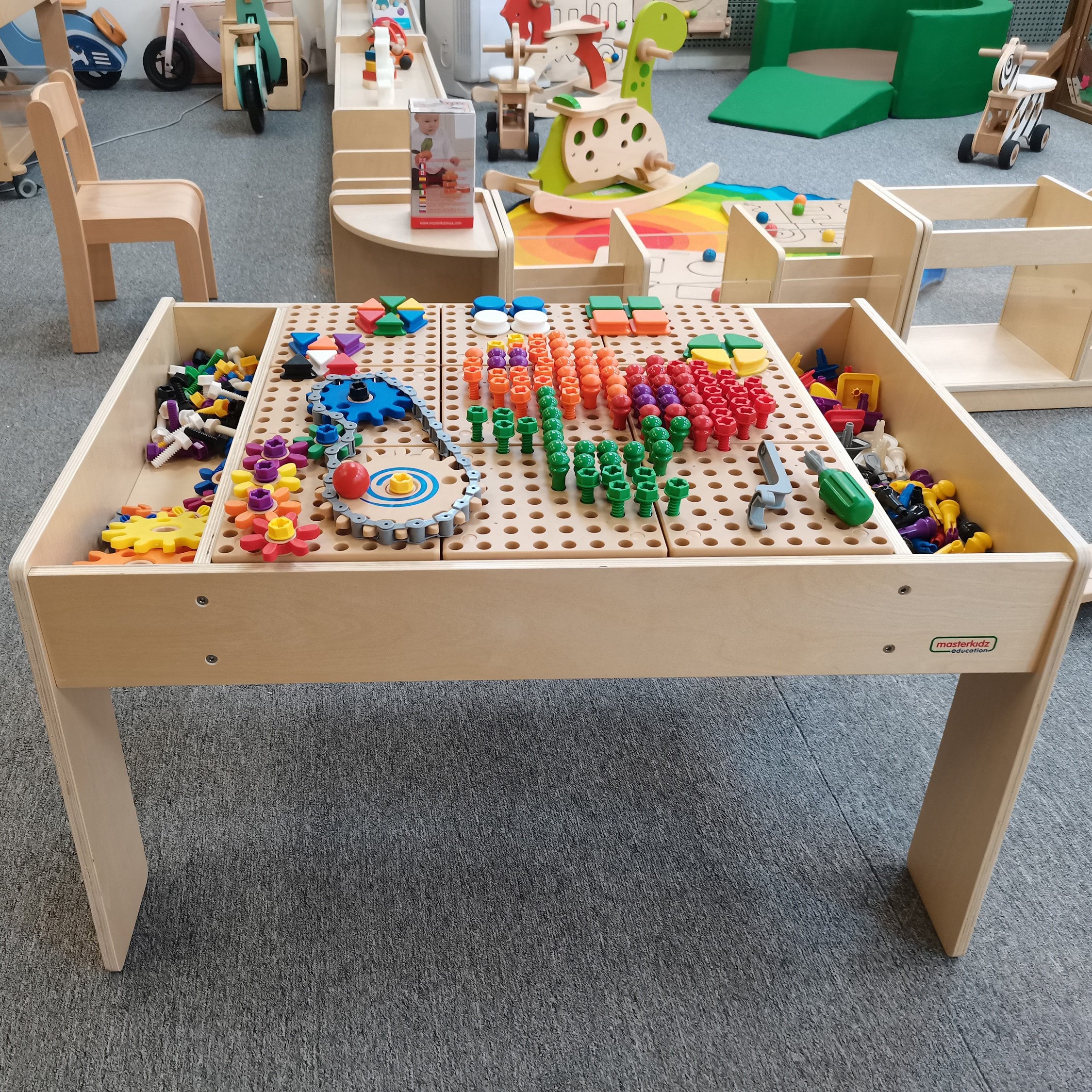 Masa educațională din lemn Masterkidz + accesorii de perete tulpină