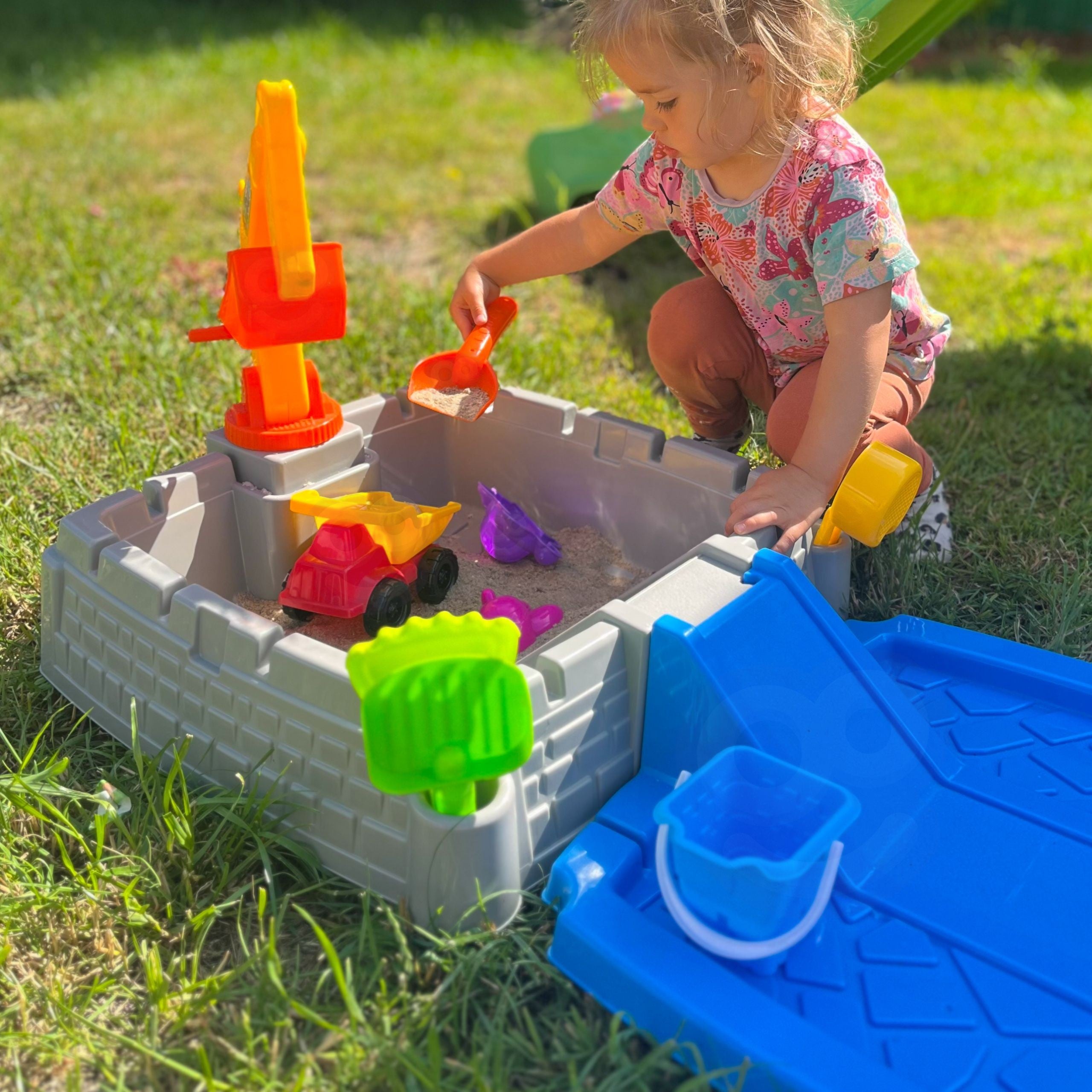 Woopie Portable Sandbox Castle Lockable + 9 Acc.