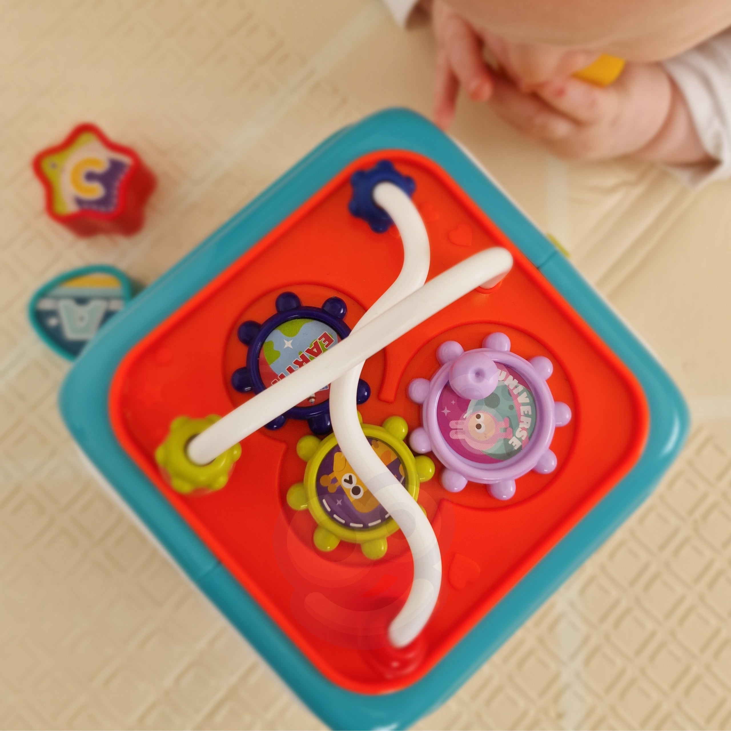 Woopie Baby Interaktív szenzoros kocka oktatási Montessori válogató 6 az 1-ben