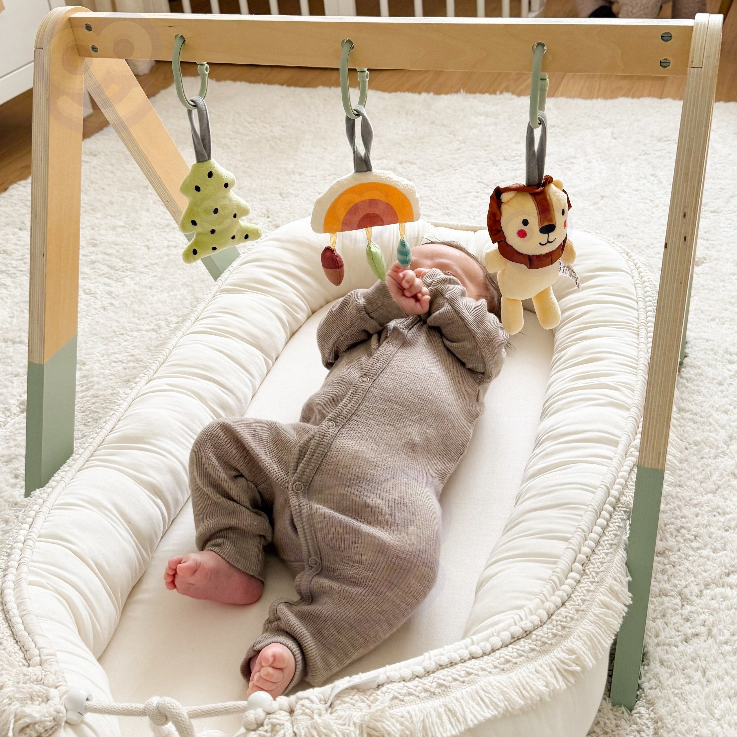 Образователна гимнастическа стойка Tooky Toy Baby Gym с 3 плюшени висулки