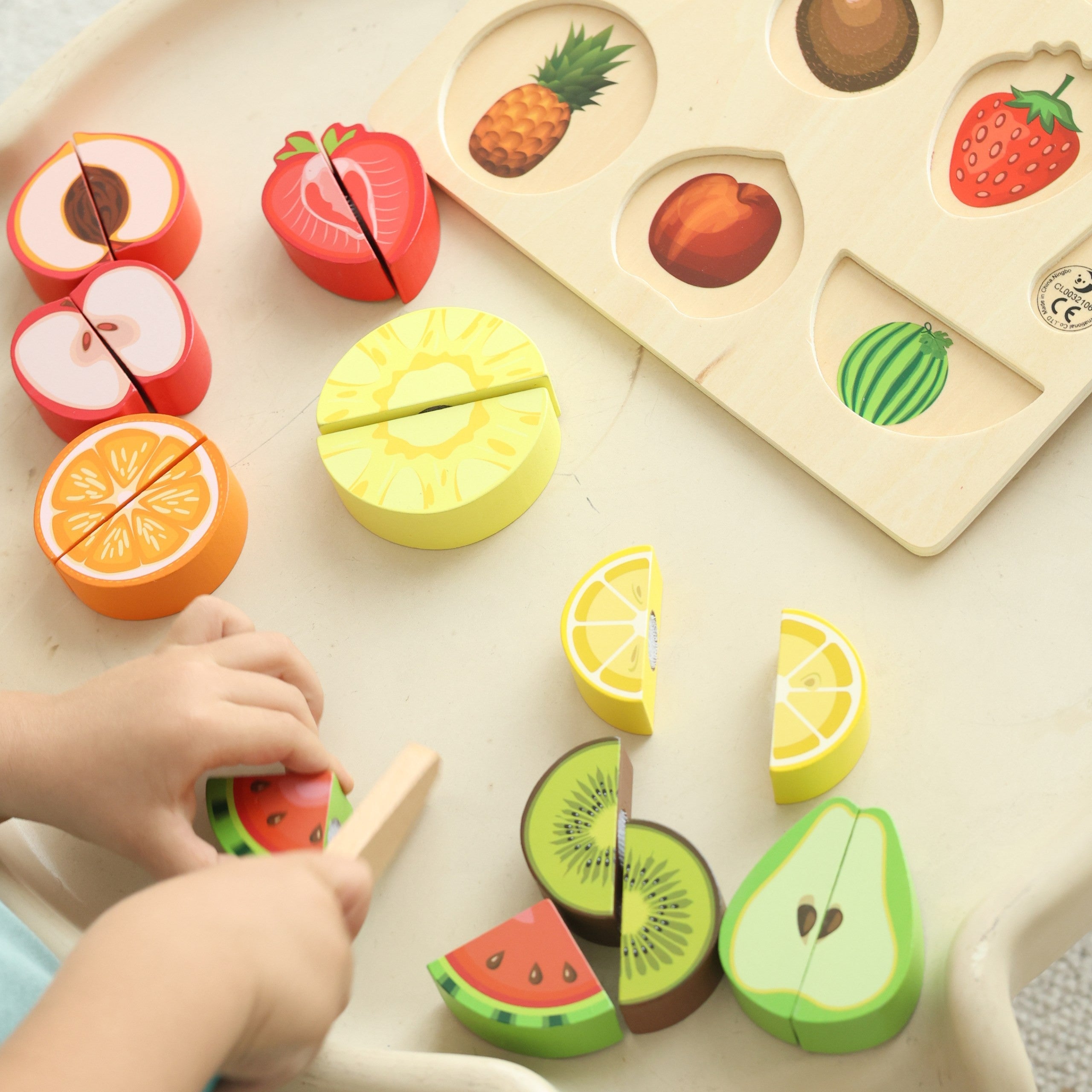 Classic World Montessori Gyümölcsvágó szett tépőzárral 20 db.