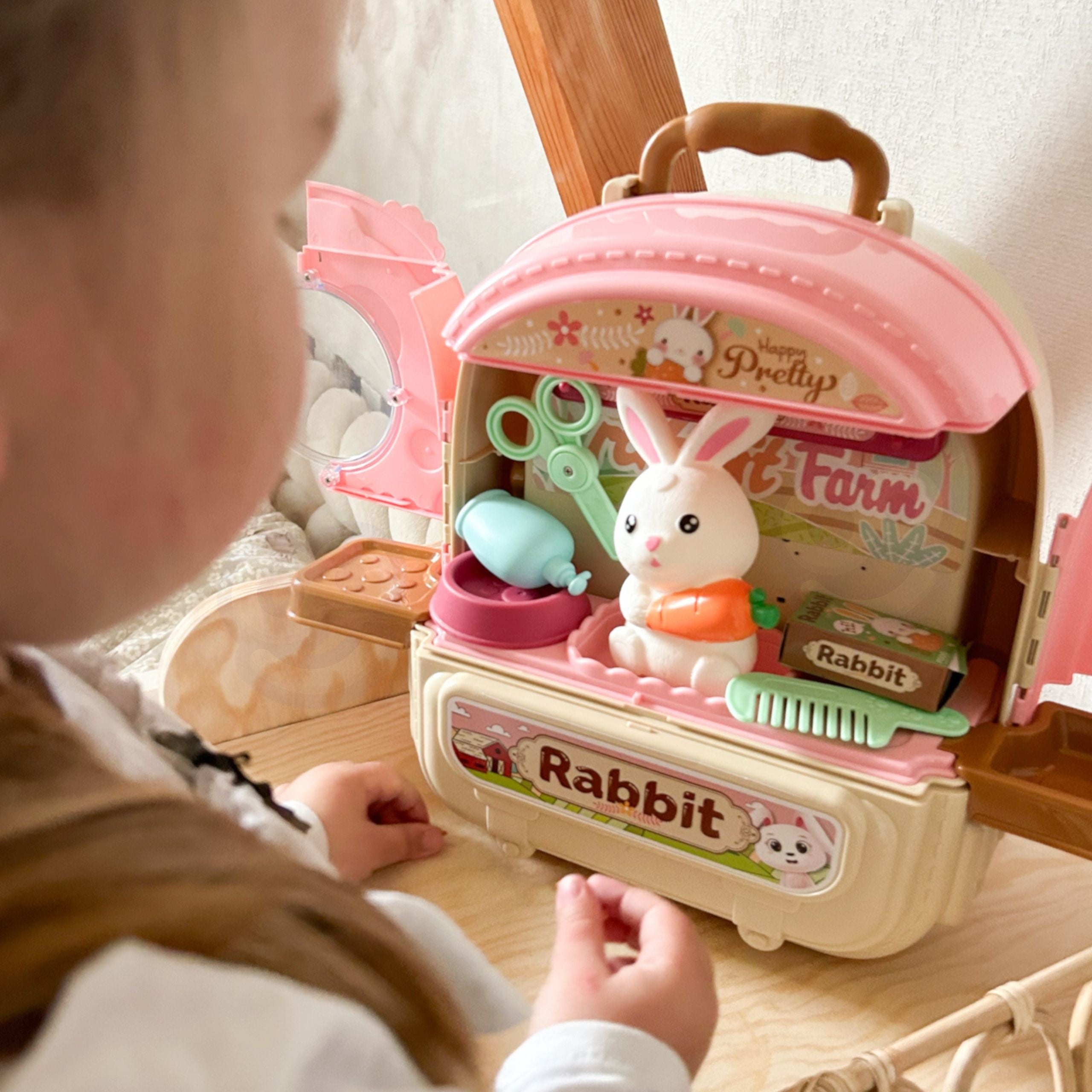 Woopie Coelho em uma mochila 3 em 1 Farm House Garden