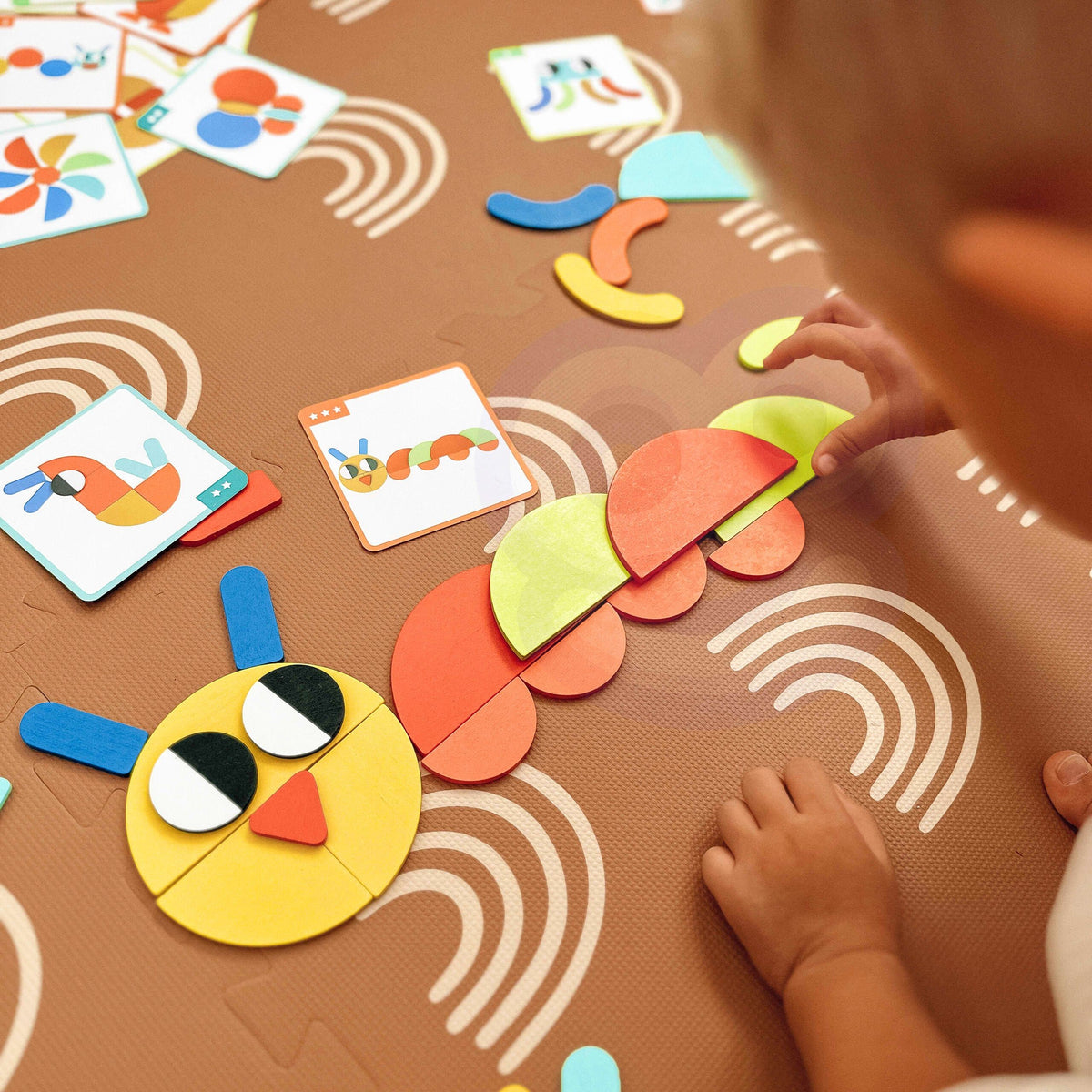 Woopie zelené drevené montessori puzzle 40 vzorov na vytvorenie 55 kusov s certifikáciou Fsc