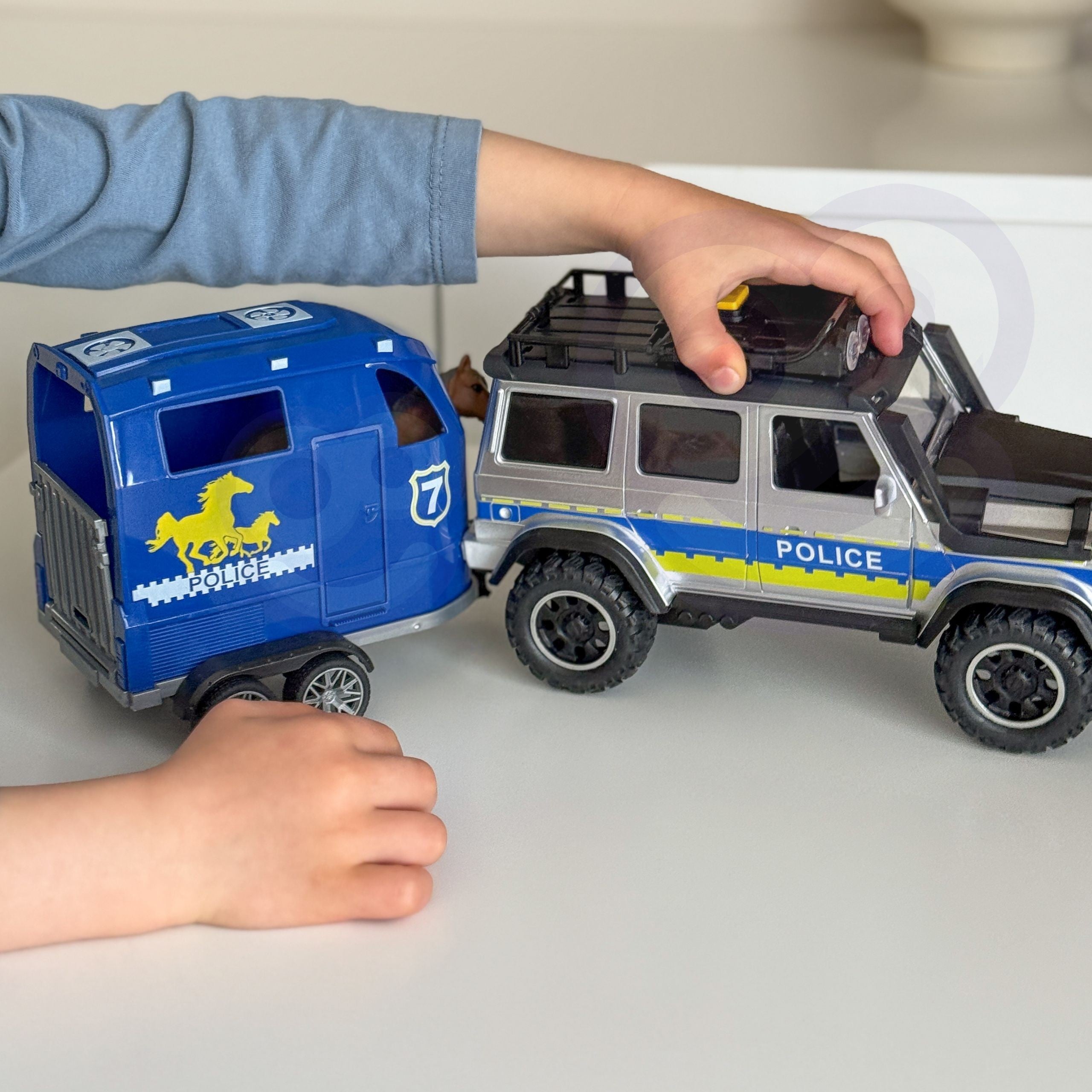 Vehículo todoterreno de la policía Woopie con juego de remolque para caballos