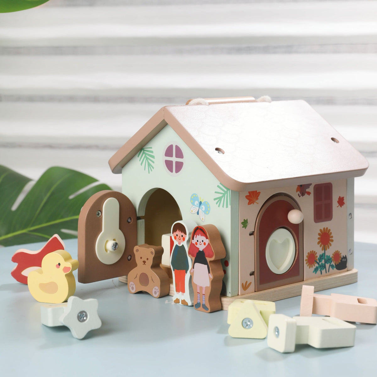 Casa educativa sensoriale in legno Classic World con serrature e chiavi 11 pezzi.