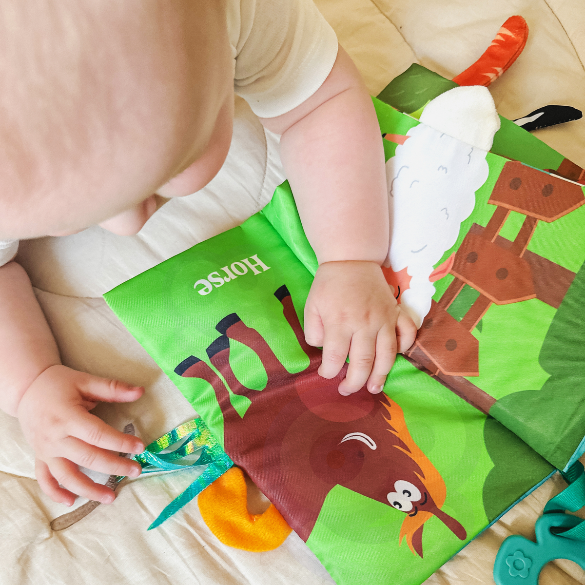 Woopie Baby Animal Tails stoffen boek