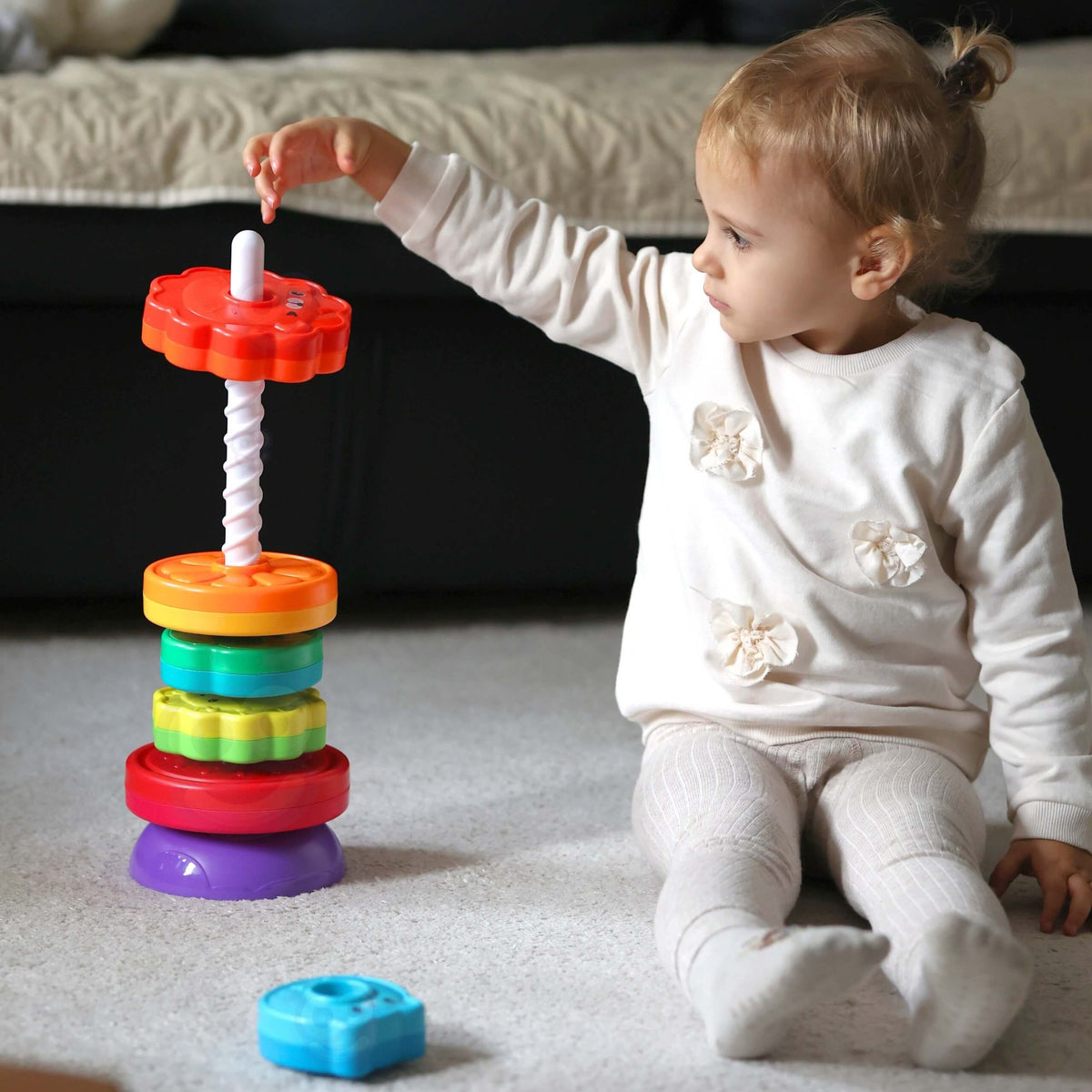 Piramida edukacyjna Woopie Baby z przekręconą wieżą ze zwierzętami