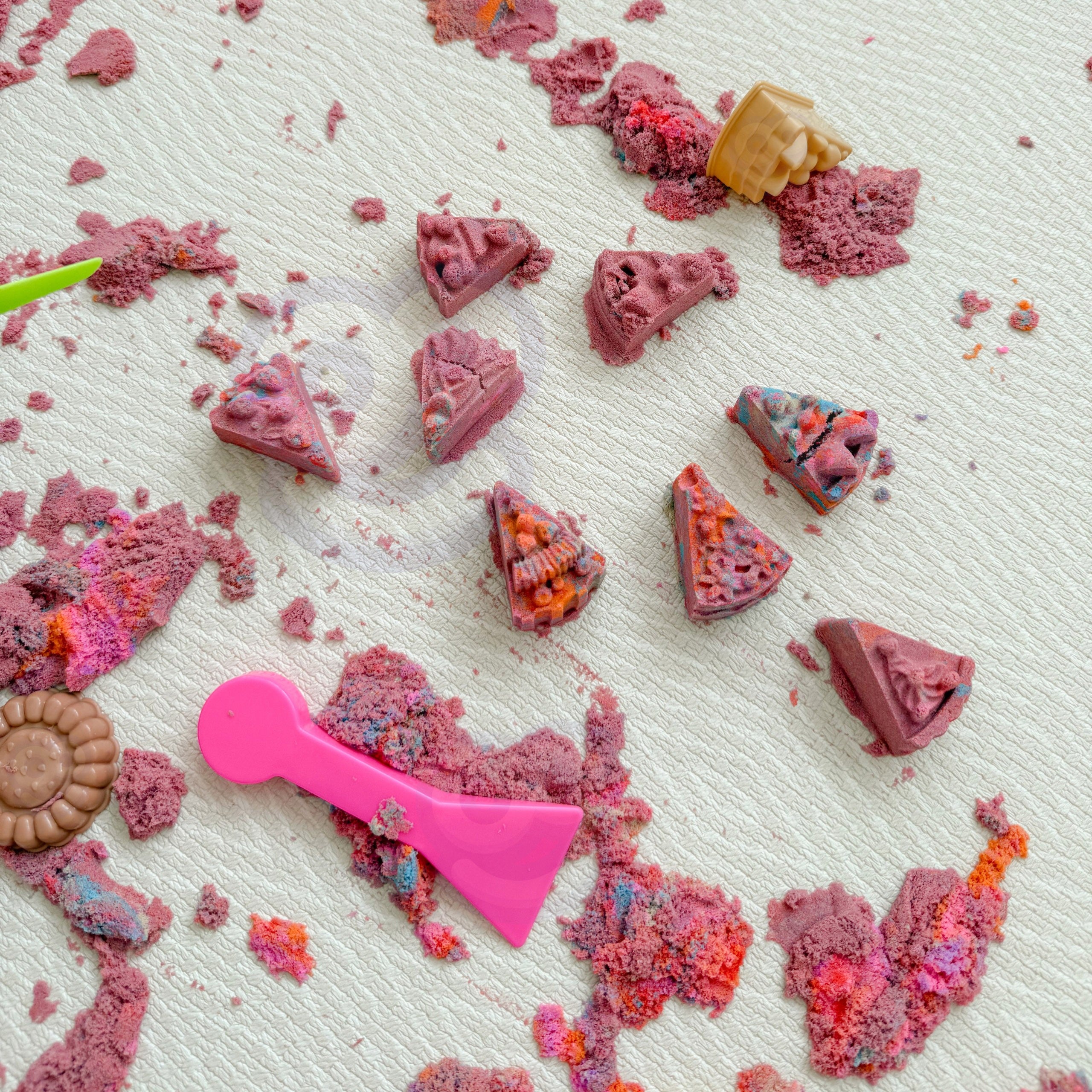 Woopie Kinetic Sand 6 Colors 1.2 Kg Restaurant Table Set With Molds