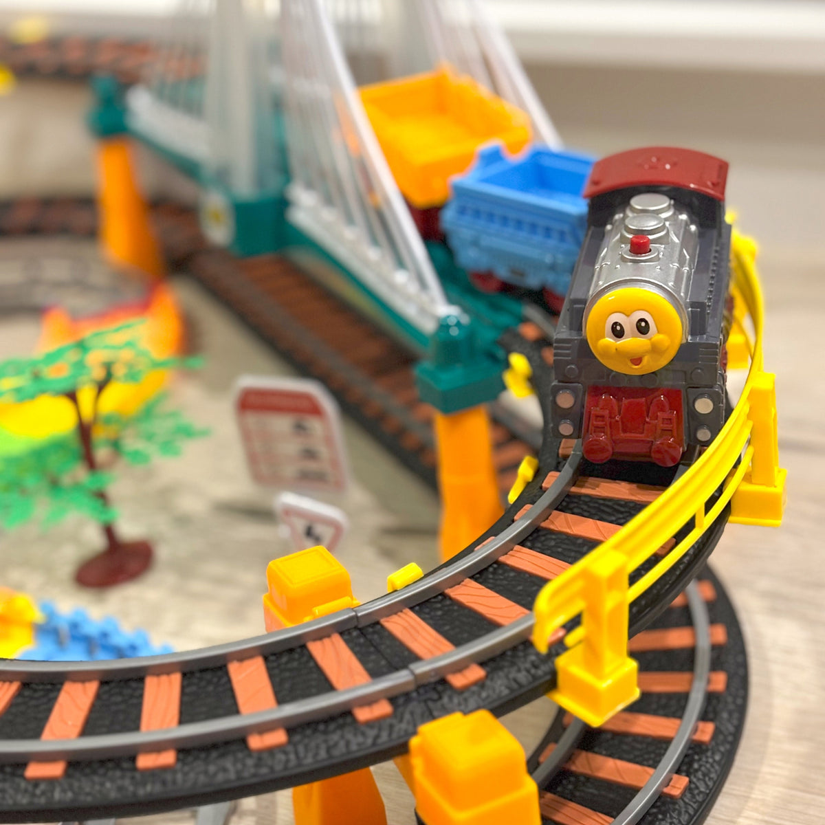 Woopie Trem Elétrico Pista de Corrida 2 em 1 Trem Viaduto Carro Xxl 192 Unidades.