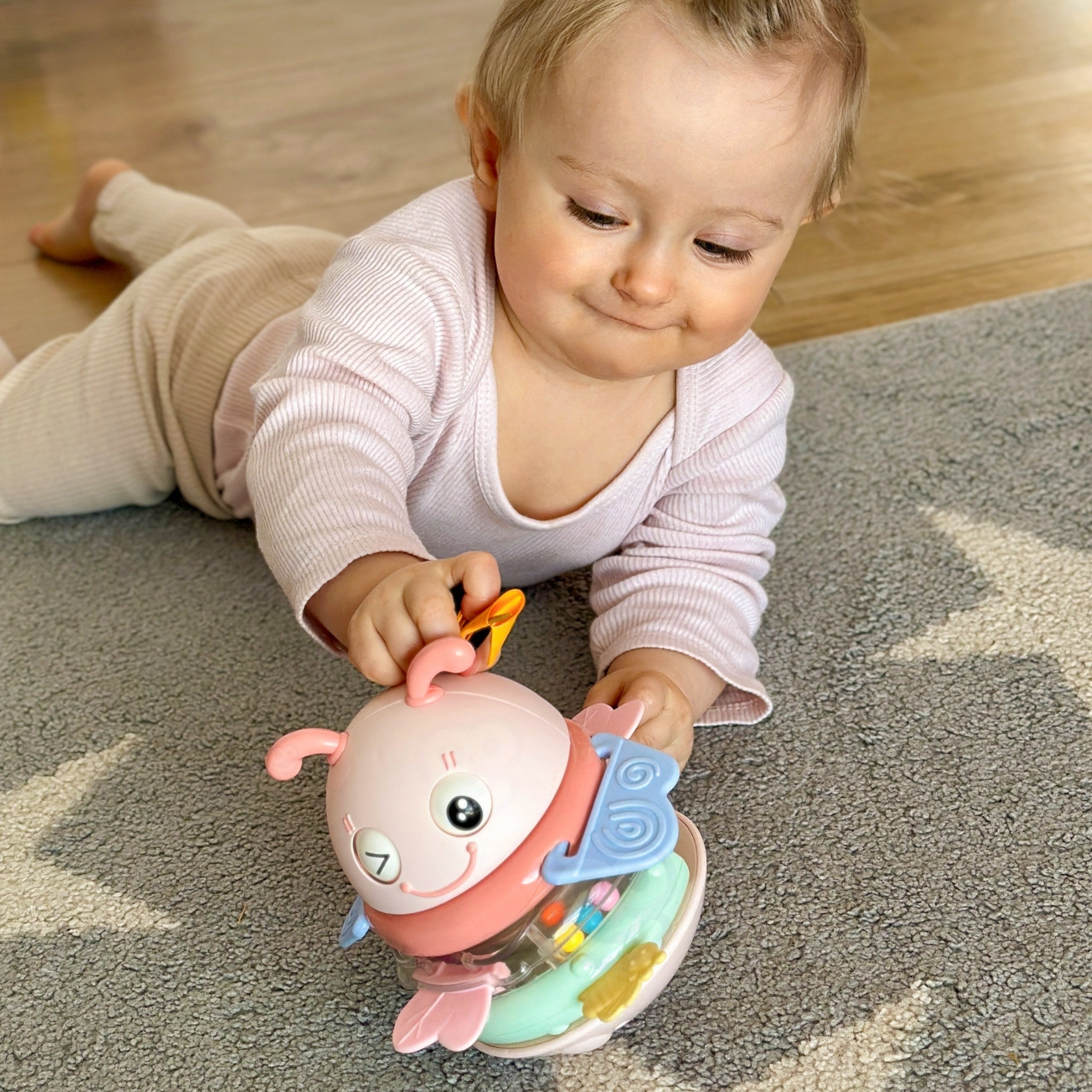 Woopie Baby Wanka Stand Up Sensory Toy 2 i 1 Rattle Teether Rosa