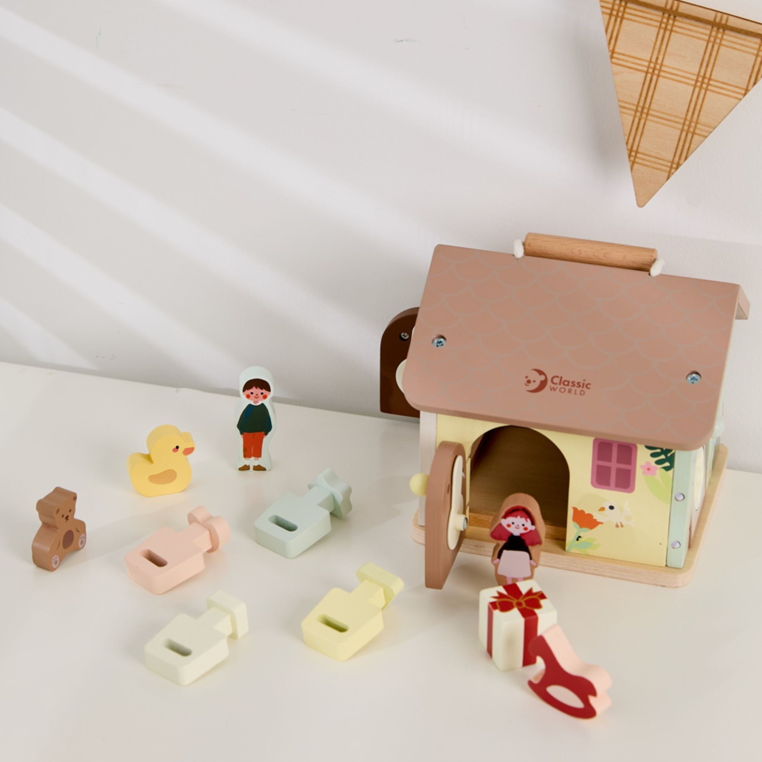Casa educativa sensoriale in legno Classic World con serrature e chiavi 11 pezzi.