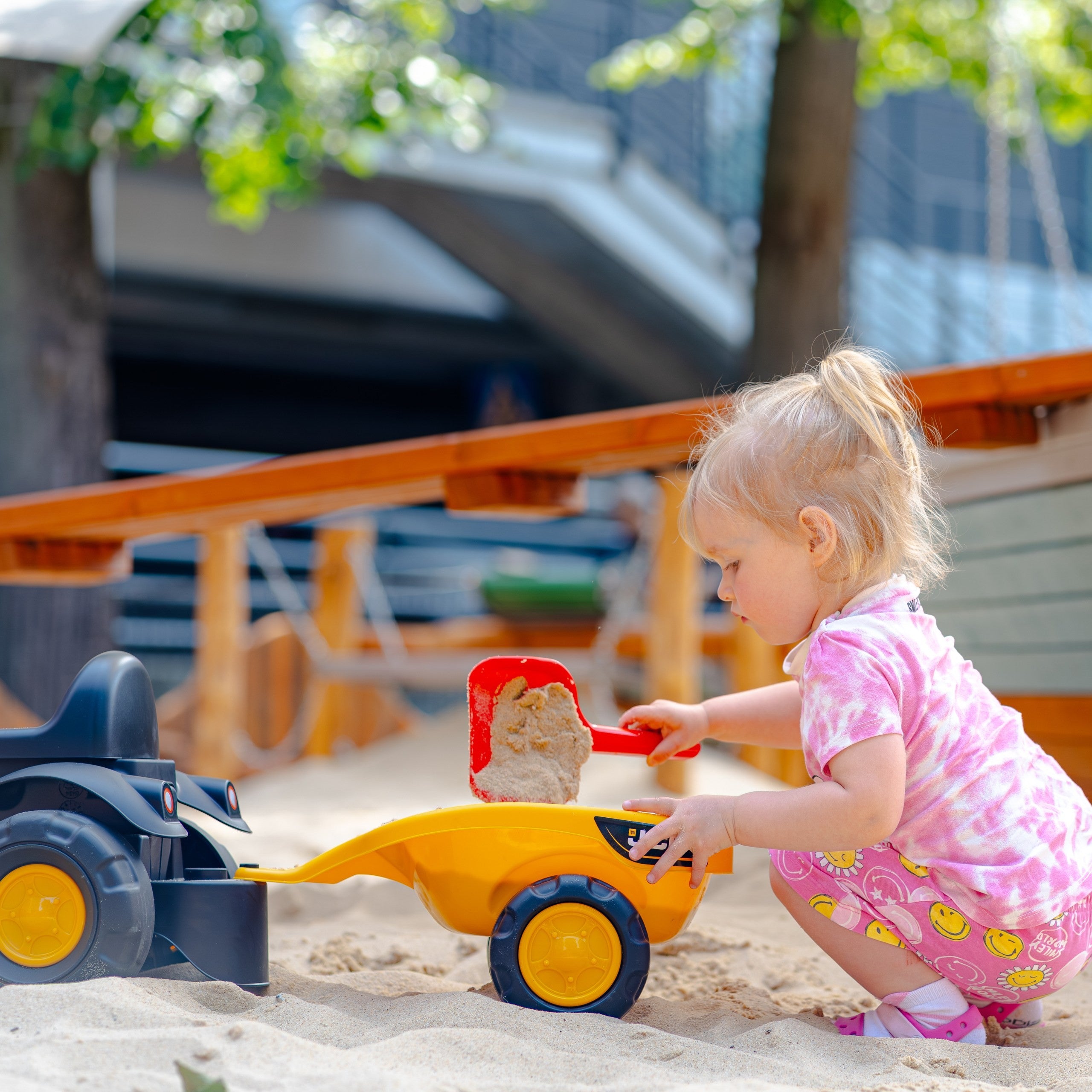 Traktor Falk Ride-on Jcb Fastrac s návesovou lopatou a hrabľami 1-3 roky