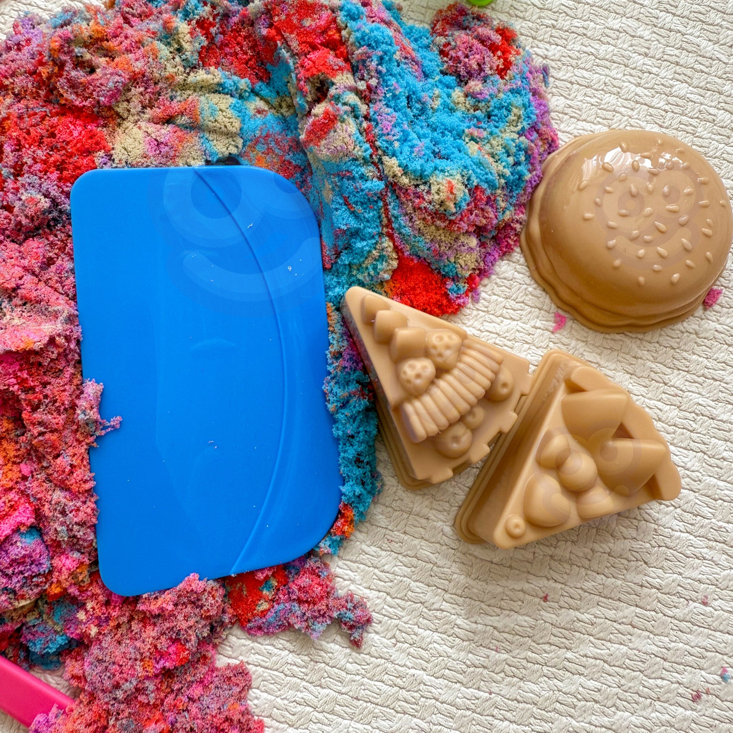 Woopie Kinetic Sand 6 Colors 1.2 Kg Restaurant Table Set With Molds