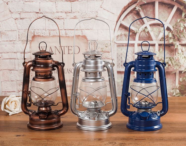 Traditionell oljelampa målad metall och glas odjur