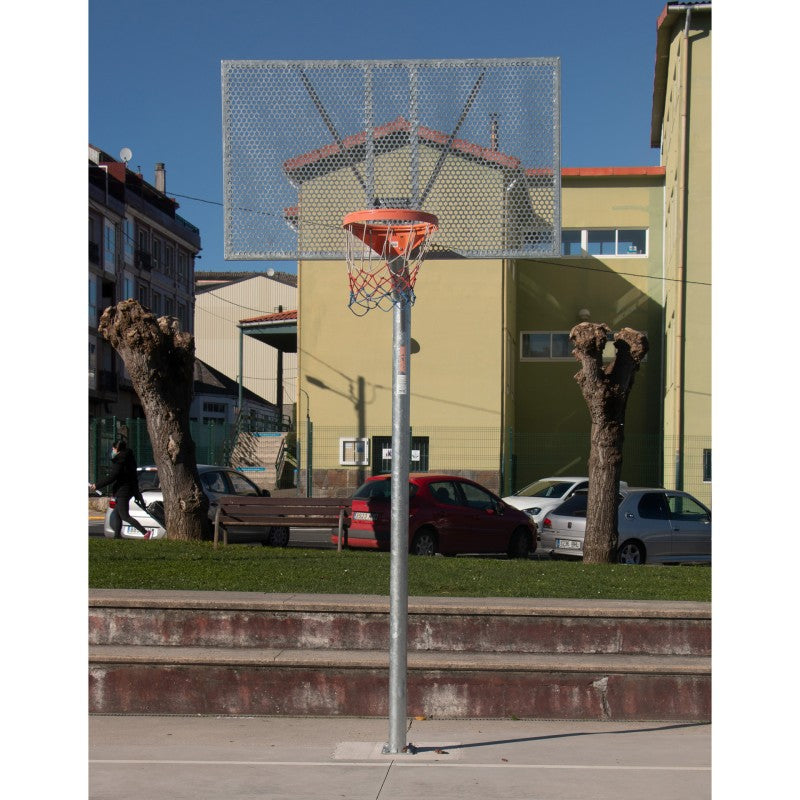 Sada basketbalových košov odolných voči vandalizmu Nová 114 mm pozinkovaná trubica – obsahuje ráfiky siete a dosky viacfarebné